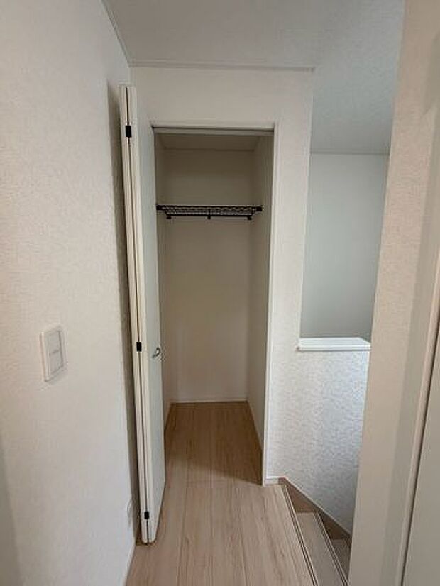 2階で使うティッシュやお水、ごみ袋などを収納しておけます！お部屋をその分広く使えて1階に降りて取りに行く手間が省けます！