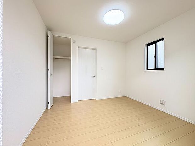 各部屋にクローゼットが付いているので整理整頓も安心。空間を有効に広く使うことができますね。