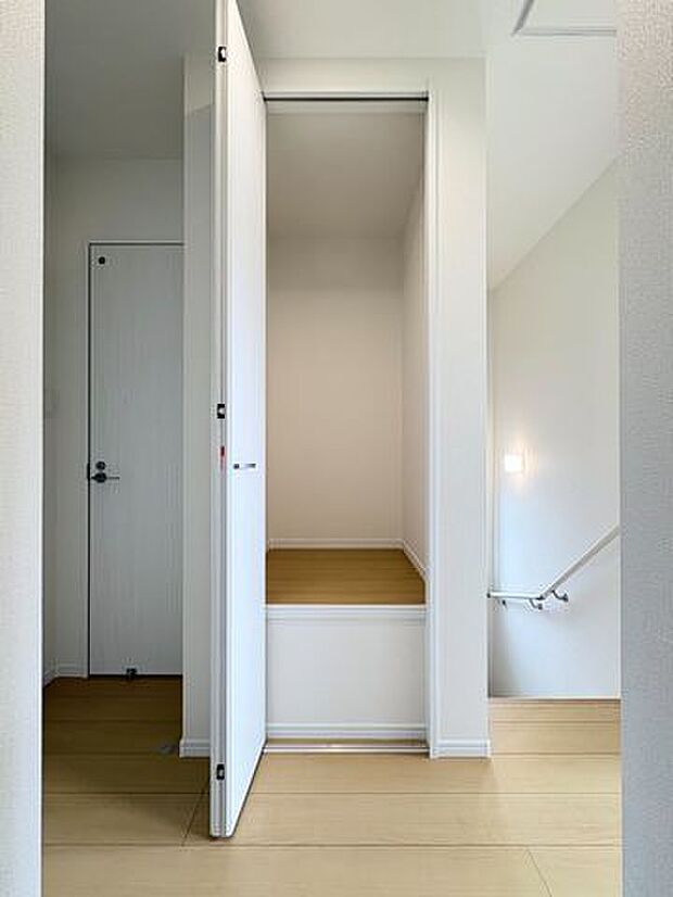 2階で使うティッシュやお水、ごみ袋などを収納しておけます!お部屋をその分広く使えて1階に降りて取りに行く手間が省けます!