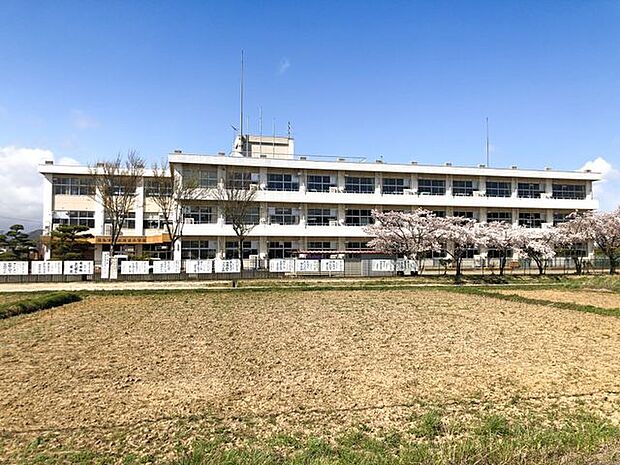 福島市立矢野目小学校 徒歩19分。 1490m