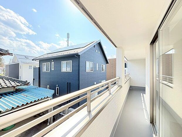 バルコニーは日当たりと風通しが良く洗濯物もよく乾きます。