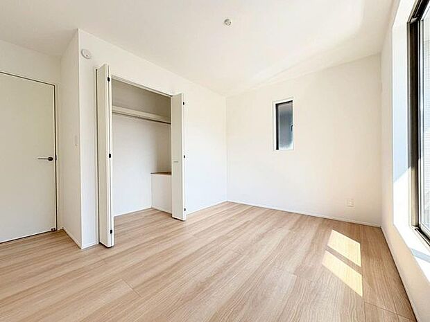 各部屋にクローゼットが付いているので整理整頓も安心。空間を有効に広く使うことができますね。