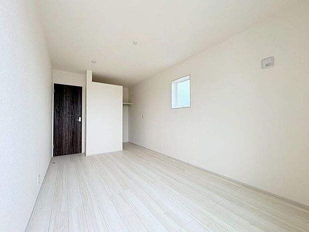 各部屋にクローゼットが付いているので整理整頓も安心。空間を有効に広く使うことができますね。