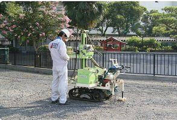 新築の住宅において、基礎着工前に地番調査会社による地番調査を行っています。調査結果を元に、必要に応じた、地盤補強等を実施し、不同沈下しない様対策をとっております。