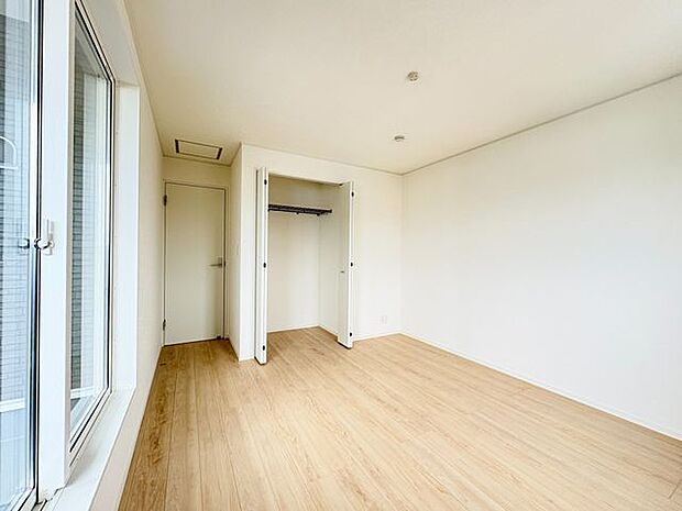洋室や各部屋に断熱性に優れた「ペアガラス」を使用。福島の寒い冬も暖かく過ごせます。