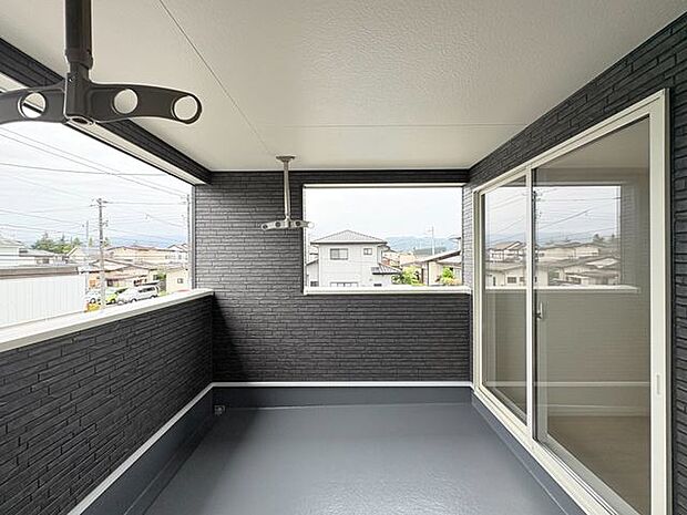 広いワイドバルコニーは風通し良く心地よい空間です。