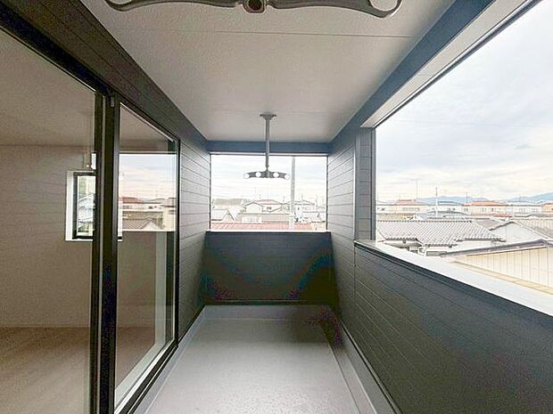 広いワイドバルコニーは風通し良く心地よい空間です。