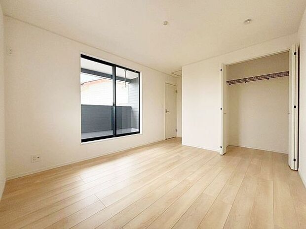 各部屋にクローゼットが付いているので整理整頓も安心。空間を有効に広く使うことができますね。