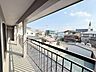 バルコニー：屋根付きで突然の雨にも安心なバルコニー