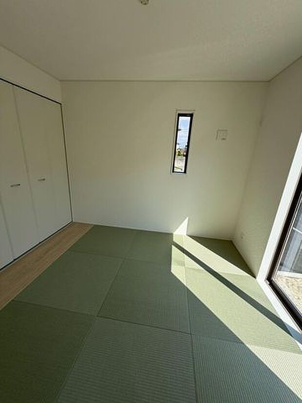 お客様が来た時には客間としても利用できる和室。しっとり落ち着いた雰囲気です。