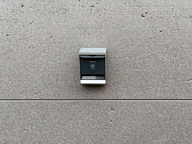 お家でお手軽に充電できるフタつきEV充電器!将来的にお持ちになる方も多いと思いますので今からあると便利ですね。