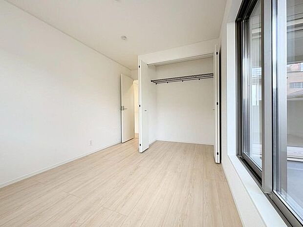 各部屋にクローゼットが付いているので整理整頓も安心。空間を有効に広く使うことができますね。