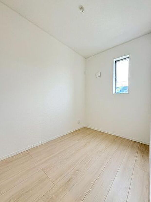 洋室のほかに扉付きで仕事や趣味などの作業に集中できるお部屋!