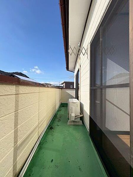 南向きで日当たり良好なバルコニー。