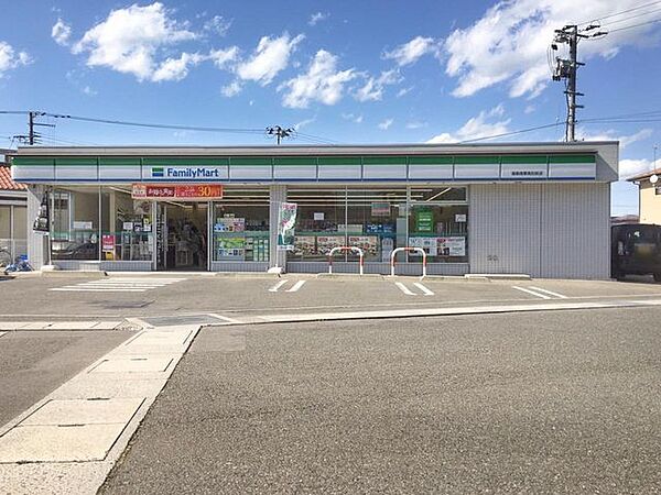 コンビニ ファミリーマート商業高校前店　693ｍ/徒歩9分
