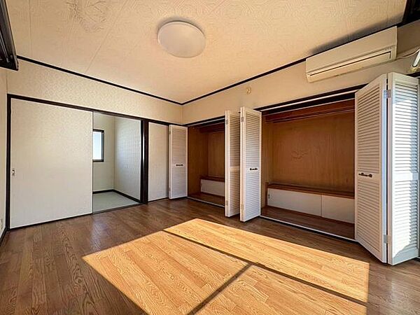 2階洋室は2部屋ございます。