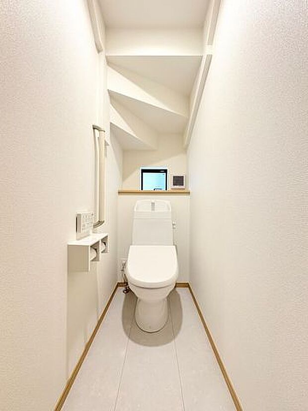 ウォシュレットなど多機能が付いたお手入れしやすい快適なトイレ。