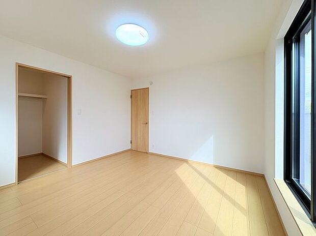 各部屋にクローゼットが付いているので整理整頓も安心。空間を有効に広く使うことができますね。
