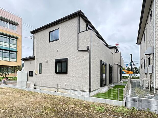 お庭があるのでガーデニングや家庭菜園、休日にお子様と遊んだりバーベキューをしたりなど楽しみが広がります。