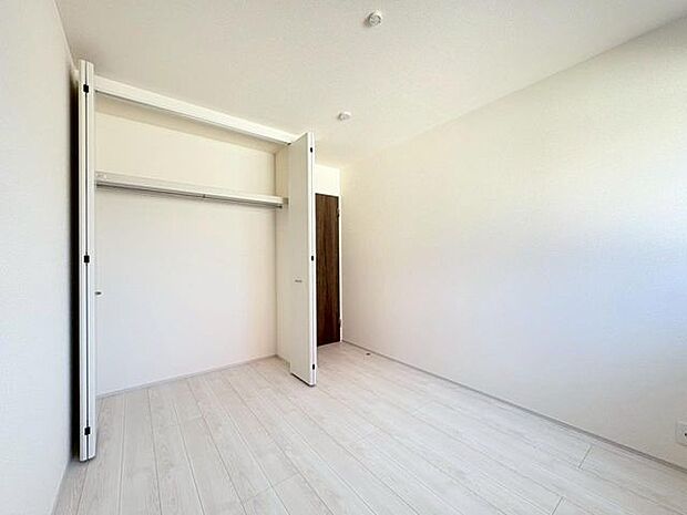 各部屋にクローゼットが付いているので整理整頓も安心。空間を有効に広く使うことができますね。