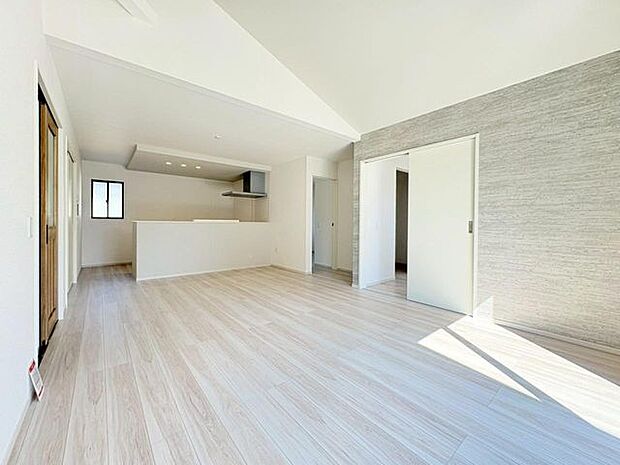 「折上げ天井」を採用。構造部位としての梁を露出し天井を高く仕上げているので開放感が生まれます。