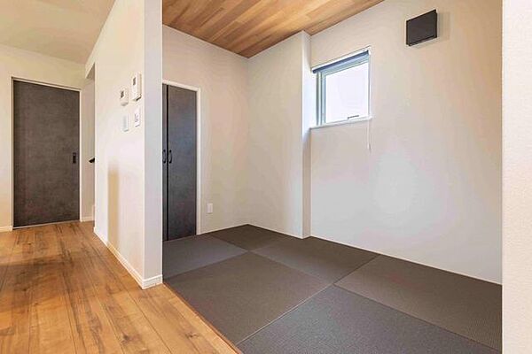 リビングから続く和室はいろいろな用途で利用できる便利なお部屋です。