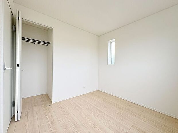 各部屋にクローゼットが付いているので整理整頓も安心。空間を有効に広く使うことができますね。