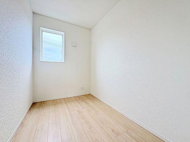 洋室のほかに扉付きで仕事や趣味などの作業に集中できるお部屋!