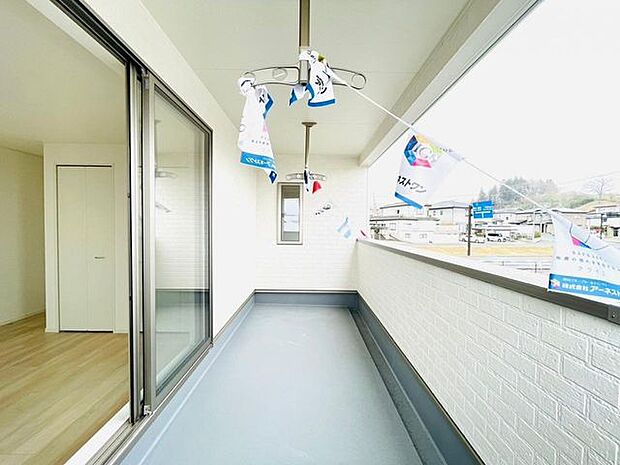 広いワイドバルコニーは風通し良く心地よい空間です。