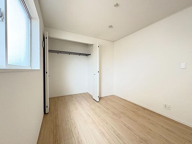 各部屋にクローゼットが付いているので整理整頓も安心。空間を有効に広く使うことができますね。