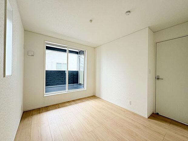 洋室や各部屋に断熱性に優れた「ペアガラス」を使用。福島の寒い冬も暖かく過ごせます。