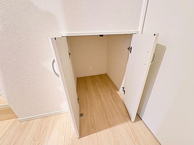 階段下のデッドスペースを有効活用した収納で、お家の中をすっきり保てます。