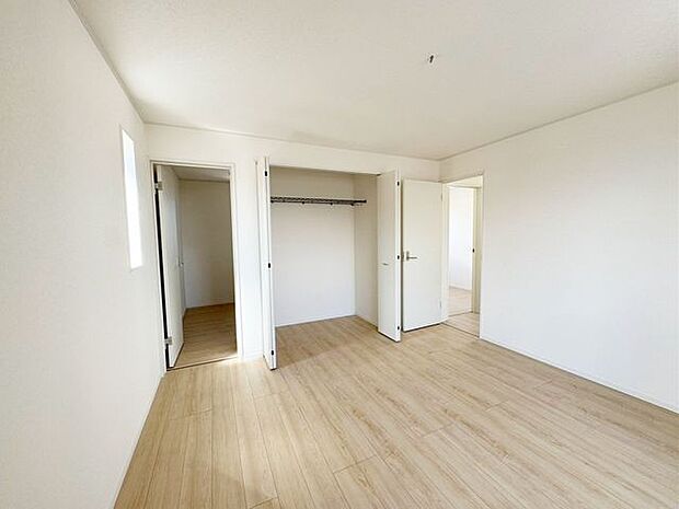 各部屋にクローゼットが付いているので整理整頓も安心。空間を有効に広く使うことができますね。