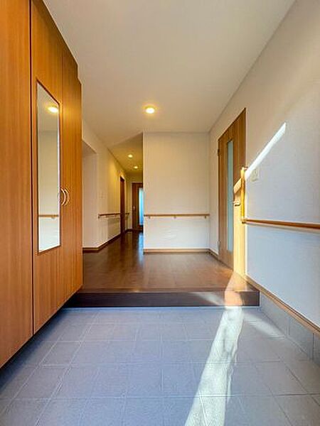 玄関を広く利用できるようシューズクローゼットを完備。ご家族みんなの靴をスッキリ収納できます。