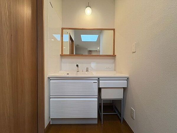 洋室の一角には洗面台とトイレを完備。家族のスタイルに合わせてお使いただける一室です♪