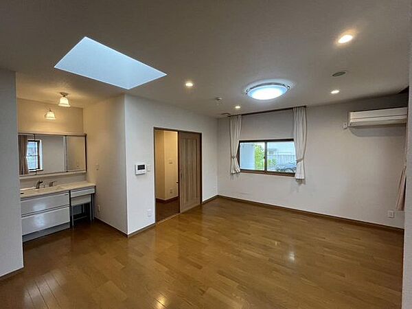 2面採光なので、両窓から光が差し込み室内は明るく居心地の良い空間が広がります。