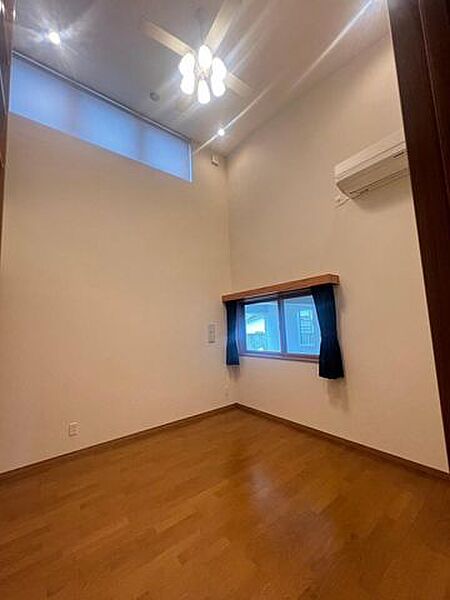 洋室は2部屋ございます。そのうち一室はロフト付きです。