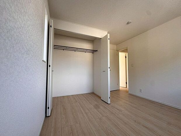 各部屋にクローゼットが付いているので整理整頓も安心。空間を有効に広く使うことができますね。