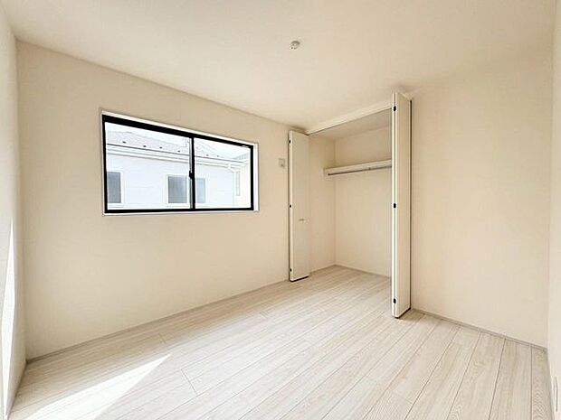 各部屋にクローゼットが付いているので整理整頓も安心。空間を有効に広く使うことができますね。