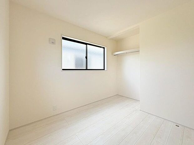 各部屋にクローゼットが付いているので整理整頓も安心。空間を有効に広く使うことができますね。