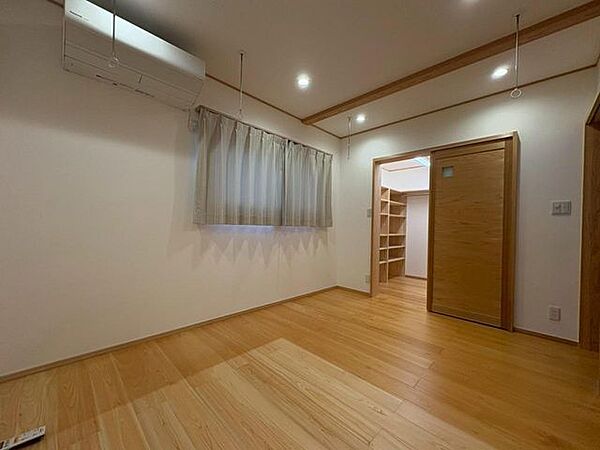 【2階洋室】2面採光で日当たり良好♪