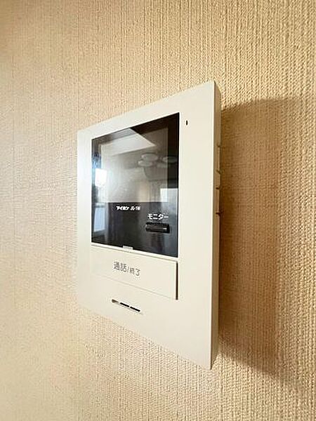 映像と音声で玄関先の様子をチェックできるモニター付インターホン。