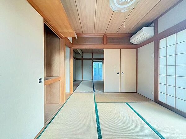お客様が来た時には客間としても利用できる和室。しっとり落ち着いた雰囲気です。