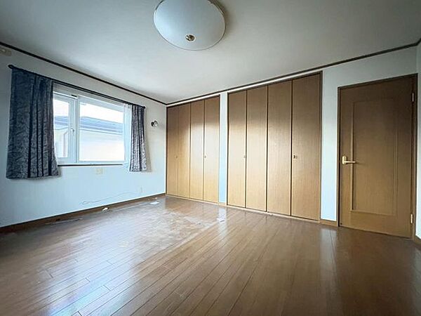 2階洋室は2部屋ございます。