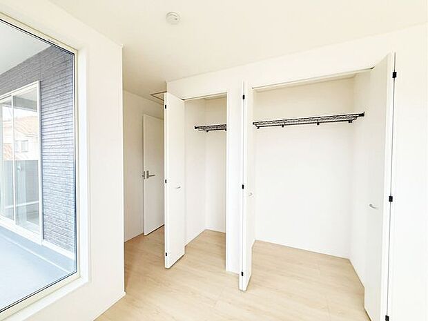 各部屋にクローゼットが付いているので整理整頓も安心。空間を有効に広く使うことができますね。