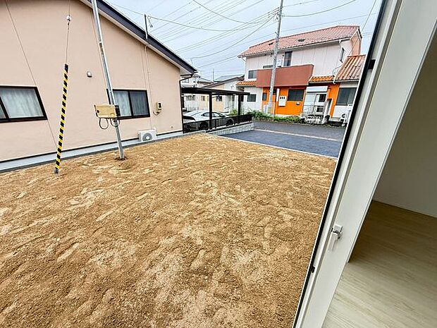 お庭があるのでガーデニングや家庭菜園、休日にお子様と遊んだりバーベキューをしたりなど楽しみが広がります。