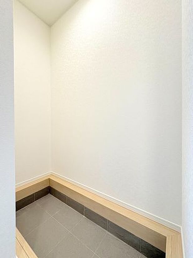 靴やアウトドア用品をすっきり収納できる、便利な玄関横の土間収納