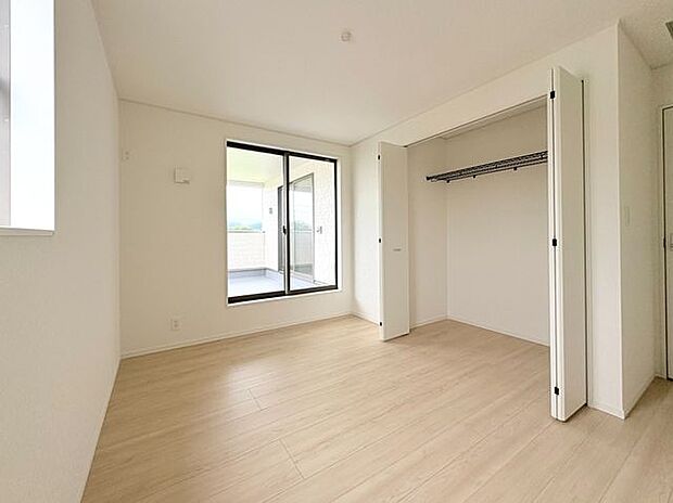各部屋にクローゼットが付いているので整理整頓も安心。空間を有効に広く使うことができますね。