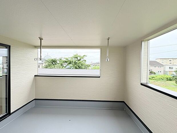 広いワイドバルコニーは風通し良く心地よい空間です。