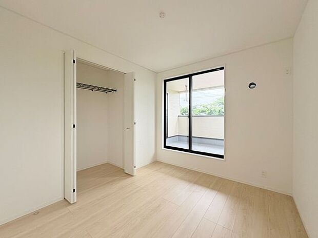 各部屋にクローゼットが付いているので整理整頓も安心。空間を有効に広く使うことができますね。